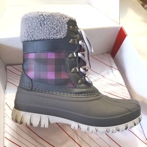 NWOT. Winter Snow Boots. Size 9W. Storm by Cougar. Charcoal -Orchid Plaid.